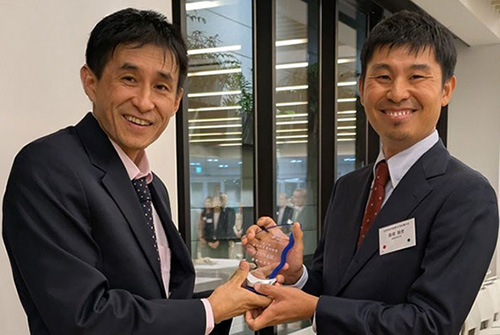 森田裕史准教授(右)と日本財政学会赤井伸郎代表理事・会長(左)