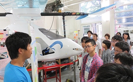 We toured the university for the walking time. We heard the explanation of the man power plane from the team leader of Meister, we were surprised at the lightness against its size.