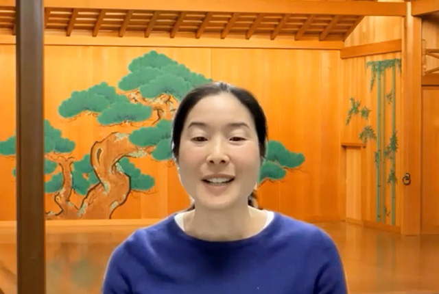 Associate Professor Mariko Anno explaining Noh.