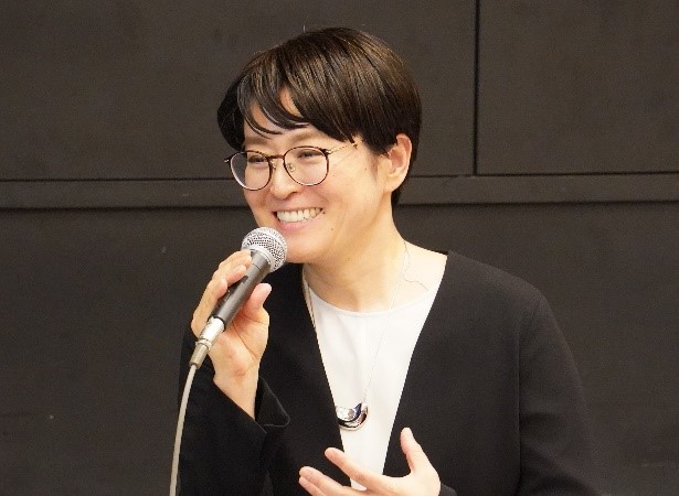 シンポジウムの司会進行を務めたILAの赤羽早苗准教授