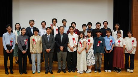 自らの問いを起点として探究し発信する 