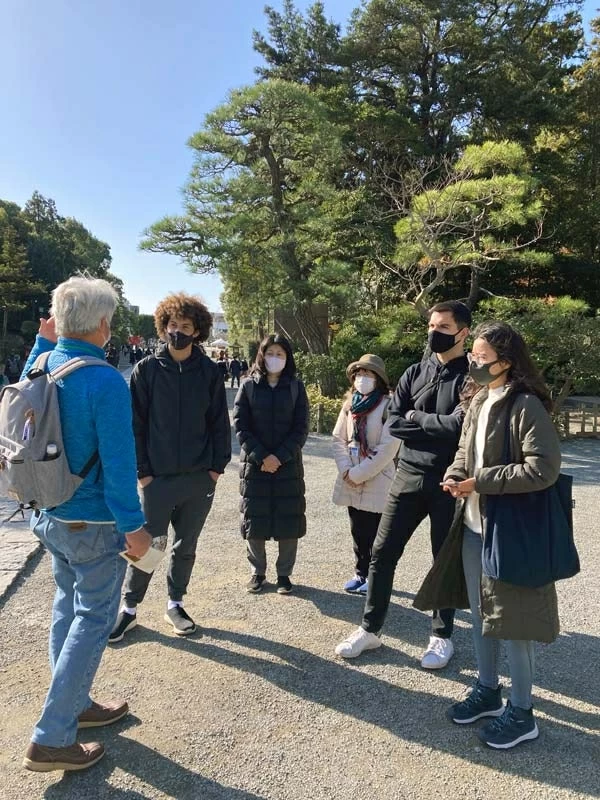 KSGG guide speaking to students about Tsurugaoka Hachiman Shrine