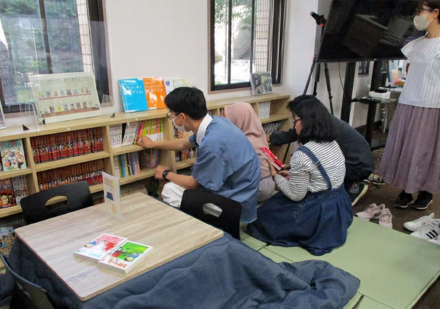 Students searching for their favorite manga