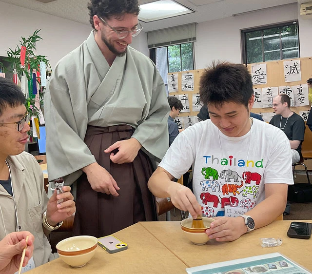 お茶を点てる参加者