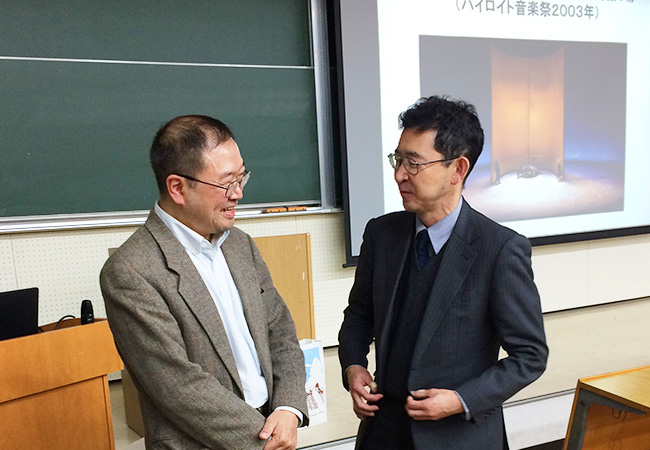 講座後に笑顔で語り合う来聴者と山崎教授