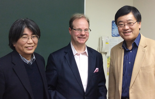（右から）上田研究教育院長、シュシャン氏、山元准教授