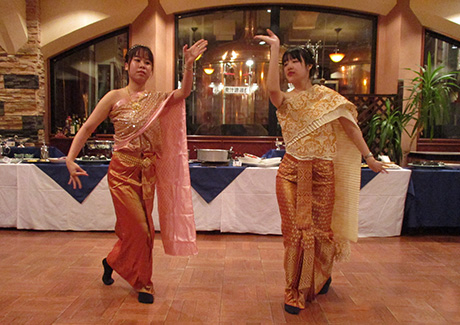 タイ舞踊を披露する留学生