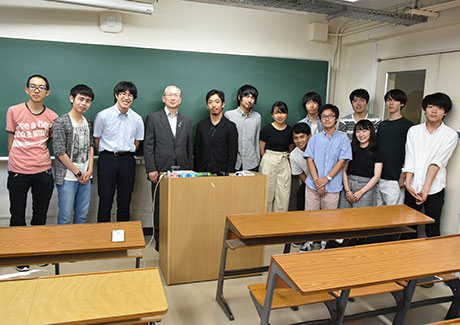 Kozu (4th from left) and Nishida (5th from left) with students