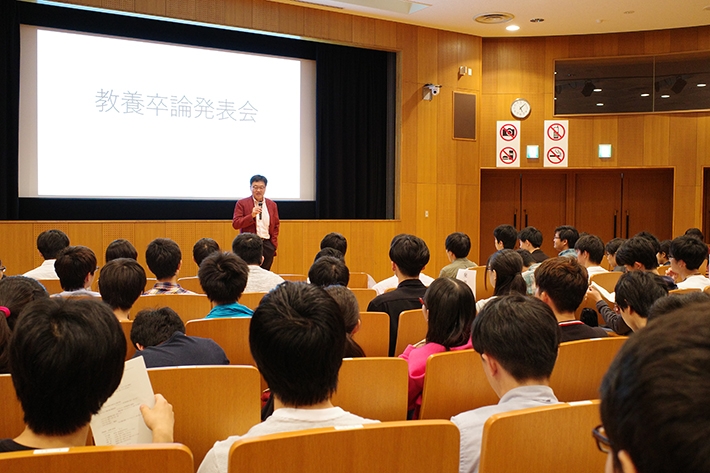 文系教養科目「教養卒論」と発表会開催の意義について語る上田紀行教授