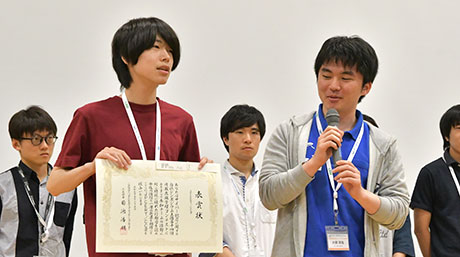 Takayama （left） and Ohashi receiving JPCERT/CC prize
