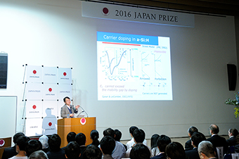 Hosono giving commemorative lecture Photo courtesy of Japan Prize Foundation