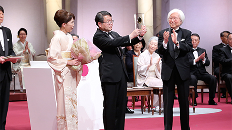 Professor Hosono receives 2016 Japan Prize, gives commemorative lecture