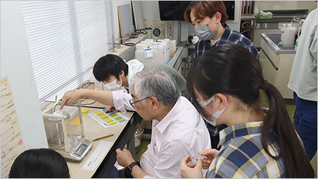 Shinozaki explaining methodology for measuring magnetic force using an electronic analytical balance