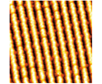 図1-1 Ge(001)基板上に1原子層分のAuを蒸着して得られた、1.6 nm周期で配列した1次元原子鎖構造のSTM像。
