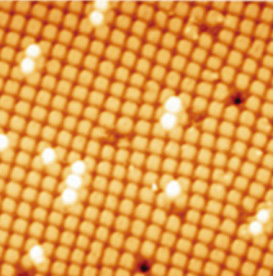 Cu(001)基板上に3.5 nm周期で正方配列した単原子層厚さのMnN磁性ナノドット配列のSTM像。
