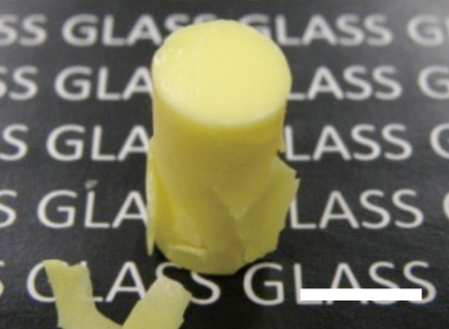 ゾル－ゲル法によって作製した蛍光体分散シリカガラス。厚さや濃度を変えることで白色を得ることに成功。