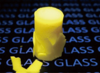 ゾル－ゲル法によって作製した蛍光体分散シリカガラス。青色LEDを露光したもの。