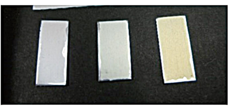 シュウ酸浴中で作製したアルミナ膜の外観。電圧を変えて作製すると色が変化する。“右側ほど高電圧”を印加。