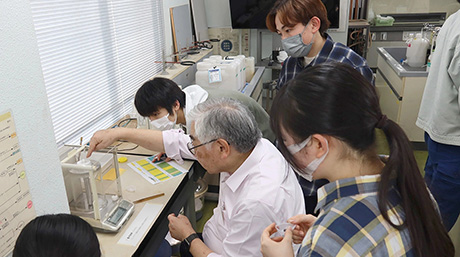 科学教室「体験学習で知るセラミックの世界 東京科学大学発の世界的発明！『フェライト磁石』をつくろう」を開催