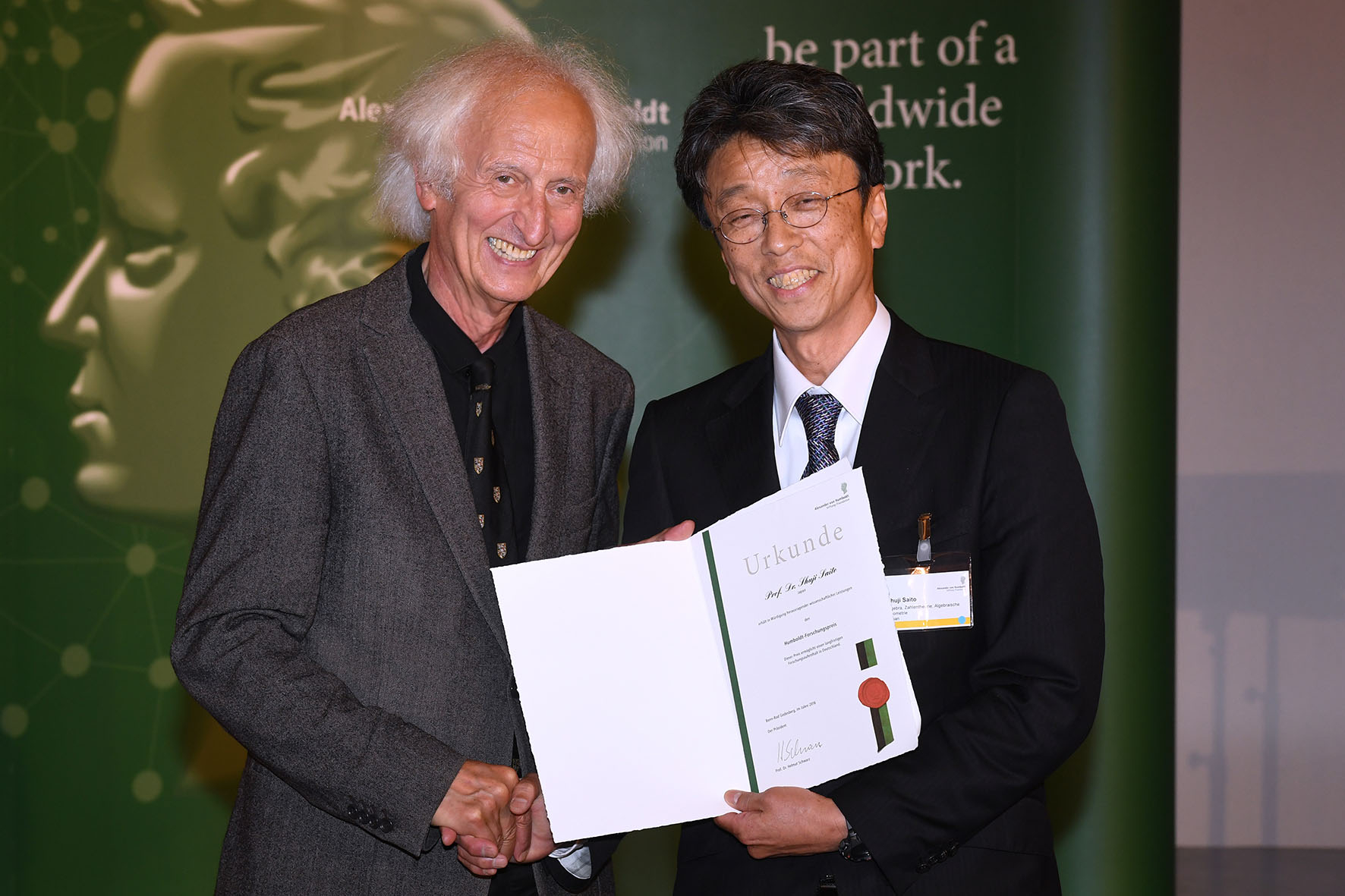 Saito receiving award from Prof. Dr. Helmut Schwarz, president of Alexander von Humboldt Foundation