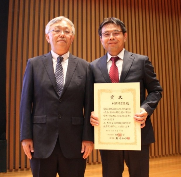 利根川教授（右）と本学ＯＢで日本数学会理事長の石毛和弘教授