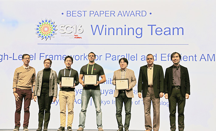 Professor Aoki (the third from the right), the winner (three in the middle) of the 2016 Best Paper at the SC16 supercomputing conference in Salt Lake City, Utah.