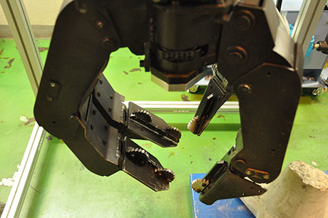 Hand robot easily lifting up a 40-kg tetrapod, an object with protrusions