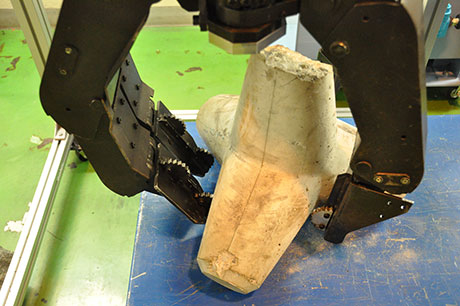 Hand robot easily lifting up a 40-kg tetrapod, an object with protrusions