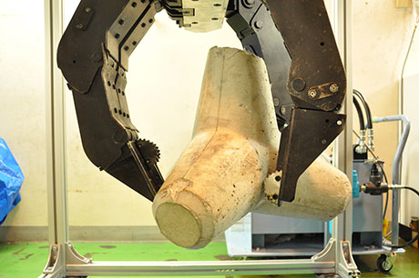 Hand robot easily lifting up a 40-kg tetrapod, an object with protrusions