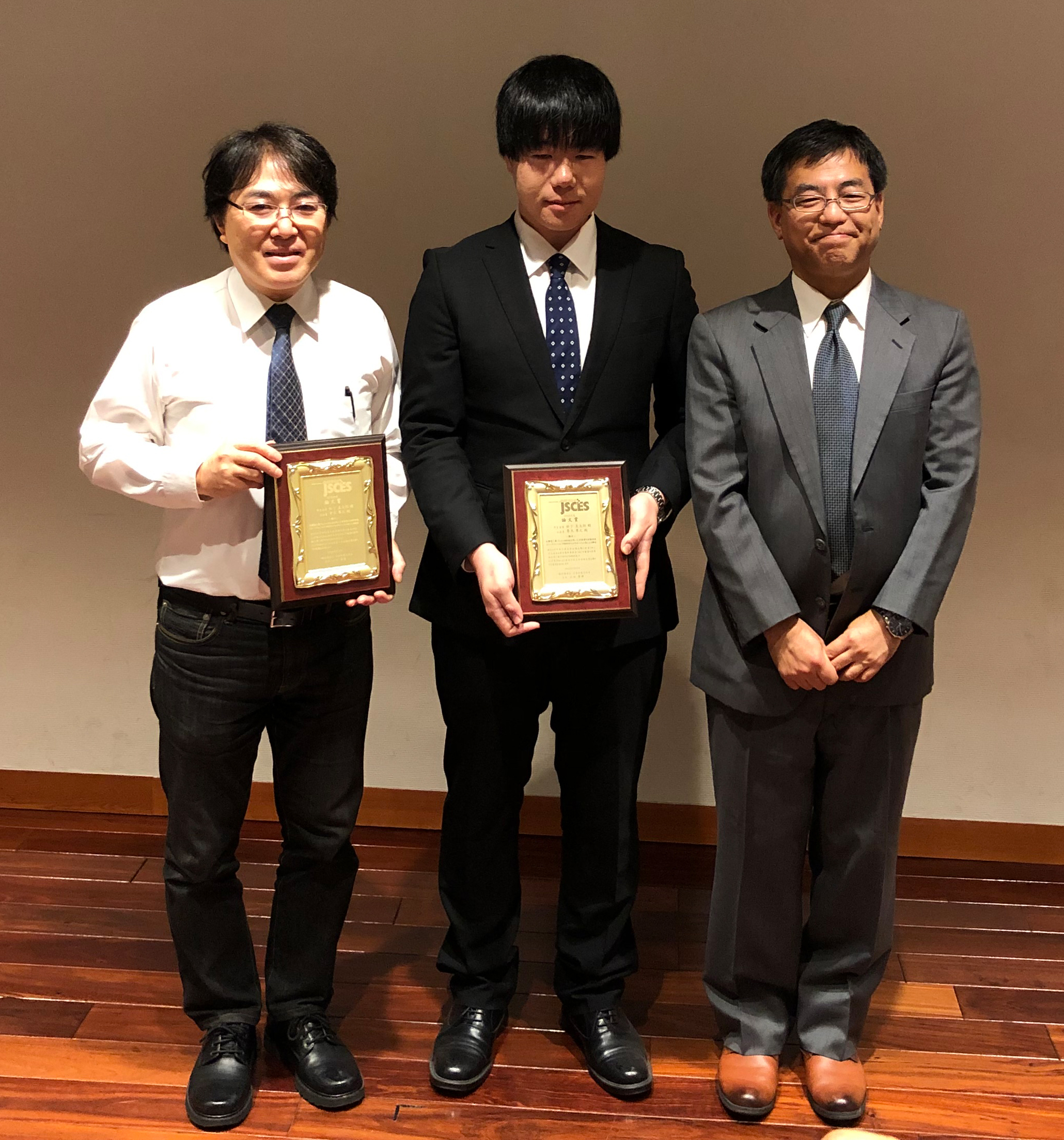 青木尊之教授（右），松下 真太郎さん（中央），日本計算工学会会長（左）