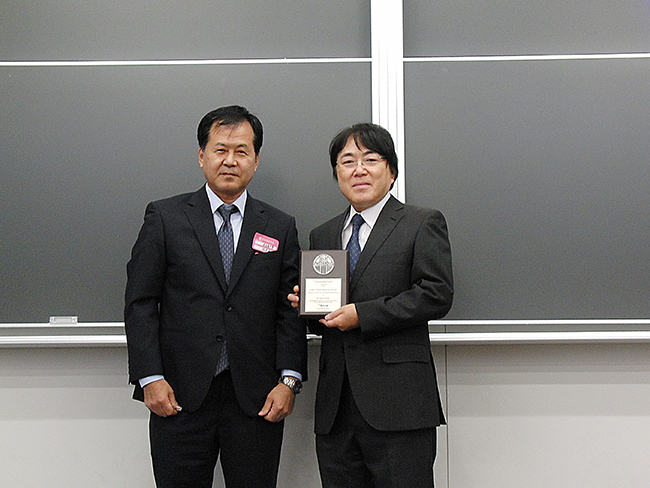 日本機械学会・計算力学部門長（左）、青木尊之教授（右）