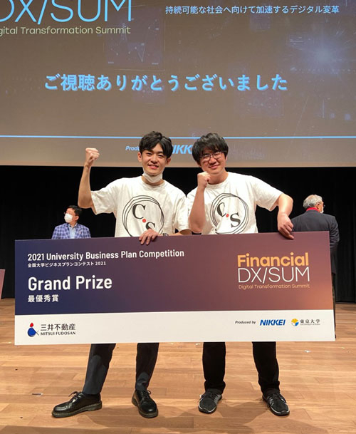 Winners Hosoi (left) and Mizuno