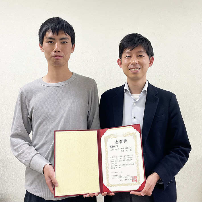 受賞した伊藤颯吾さん（三浦研究室M1 左）と三浦智講師
