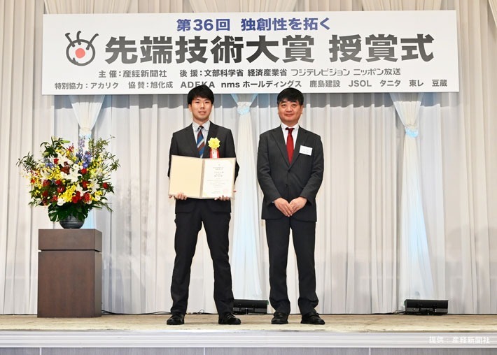 （左から）授賞式で賞状を授与された堀川さん、株式会社フジテレビジョンの佐藤光雄執行役員