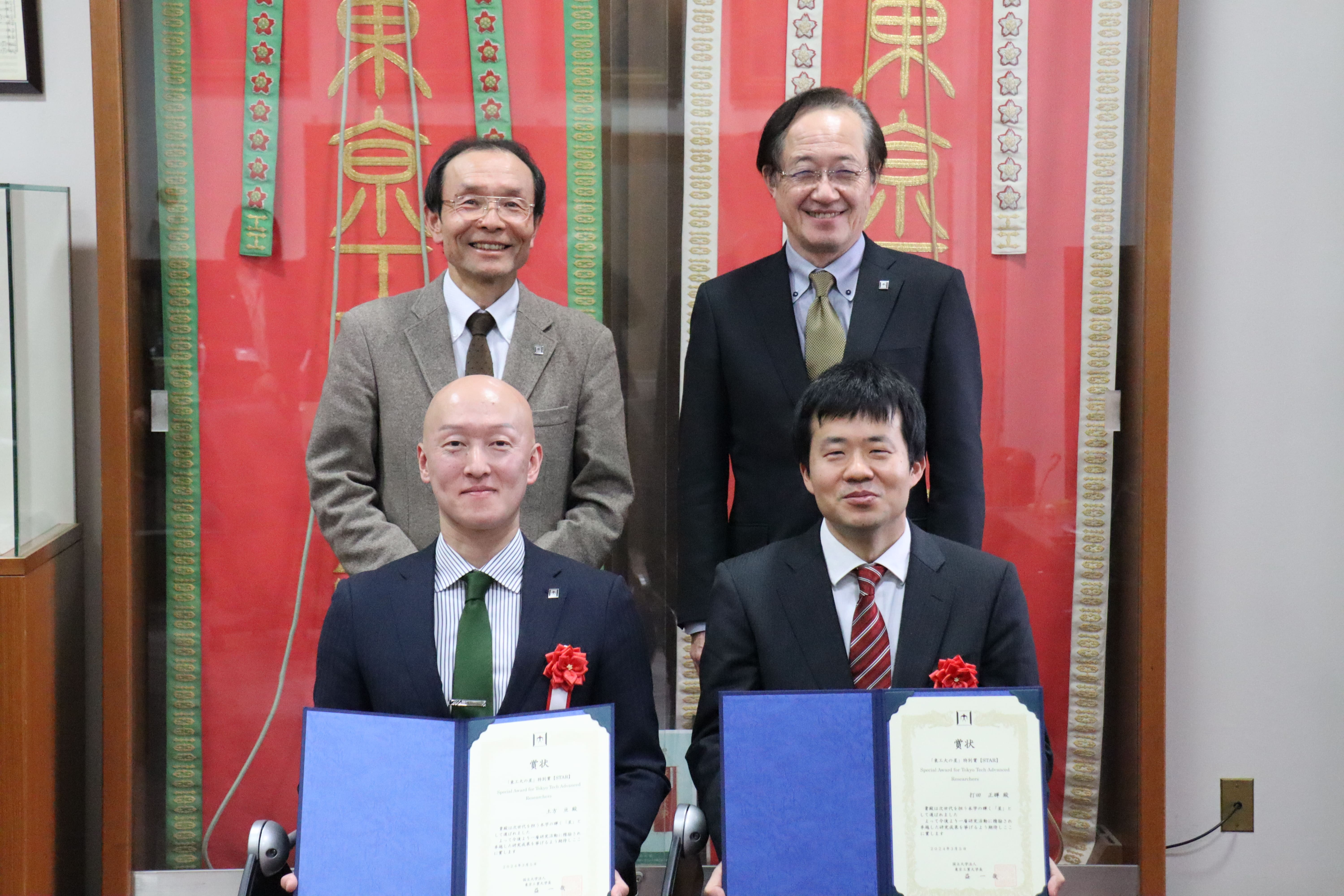 (Front row from left）Assoc.Prof.Hijikata, Assoc. Prof. UCHIDa<br>（Back row from left）Executive Vice President for Research Osamu Watanabe, President Kazuya Masu