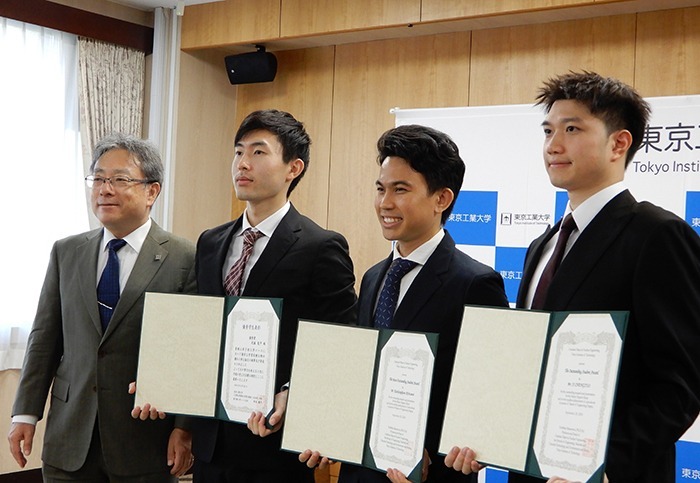 写真左からコース主任　松本教授、武藤龍平さん、KIATKONGKAEW KRITTANAIさん、JI CHENGZUOさん