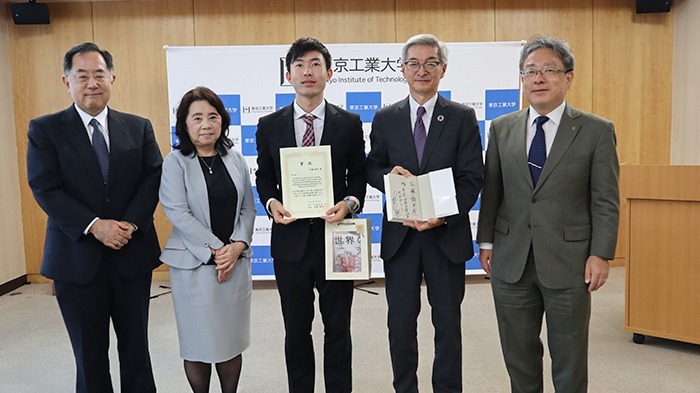 （写真左から）小原教授、藤田核友会副会長、武藤龍平さん、吉澤核友会会長、松本コース主任