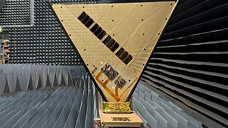 図1. 開発した宇宙展開型フェーズドアレイ無線機