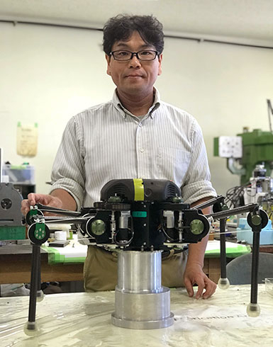 遠藤准教授と四脚歩行ロボット「タイタン13」