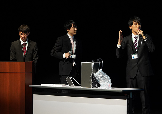 最終審査会でプレゼンテーション中の（左から）加藤さん、高橋さん、田村さん
