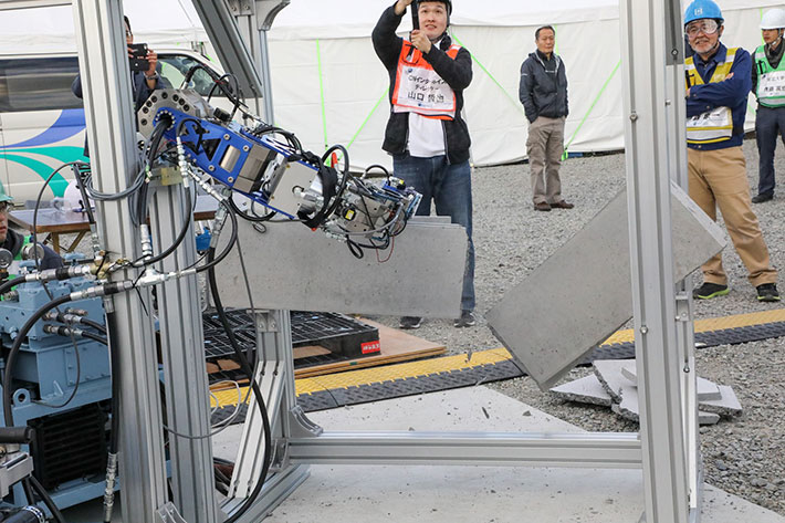 7軸油圧ロボットによる、大パワー、耐衝撃性デモンストレーション
