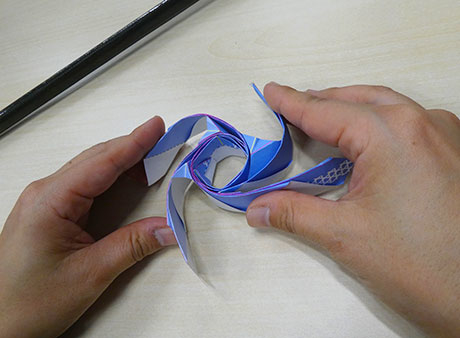 折り紙の技術を使った薄膜の模型（提供：JAXA）