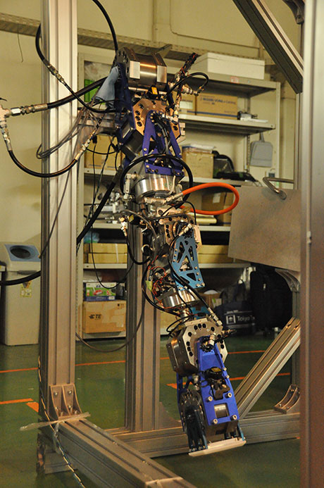 脚ロボット　油圧モータを使用することで、ロボットの素早い動きと稼働領域の拡大を実現
