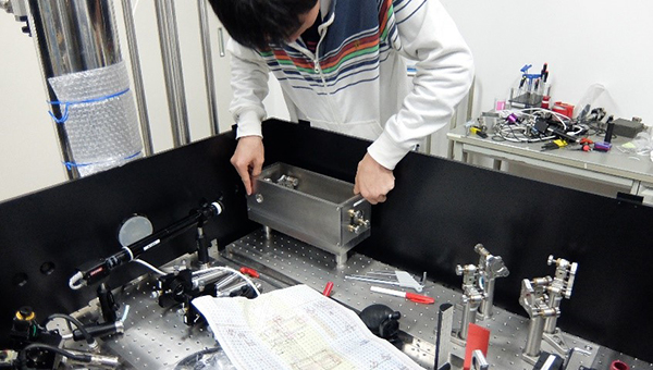 最新の顕微鏡を制作する古林院生（2015年10月8日撮影）