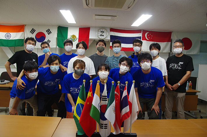 Commemorative photo with participants from Tokyo, including students from Tokyo Tech