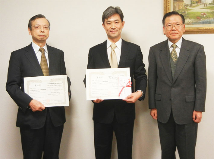 中央が塚越秀行准教授、左は北川能名誉教授