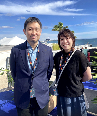 カンヌ国際映画祭に出席した磯野真穂教授(右)と濱口竜介監督