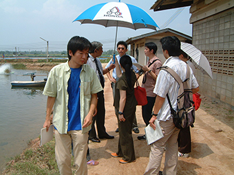 エビ養殖池見学（タイ・ラヨーン）（左）