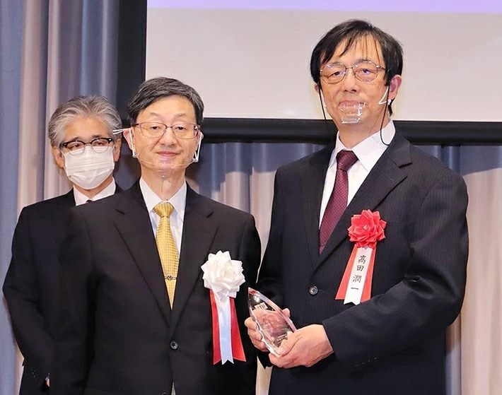 Takada (right) with ITU-AJ President Tetsuo Yamakawa