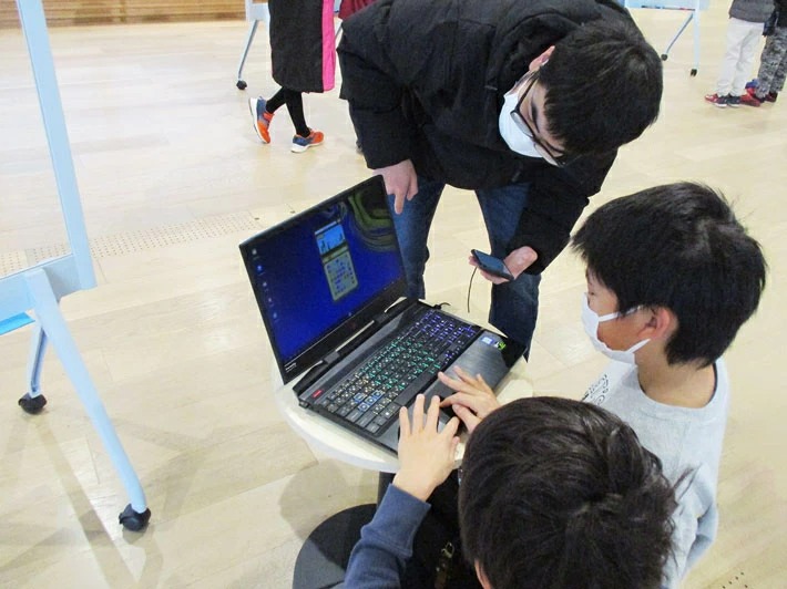 Children testing game developed by Tokyo Tech student